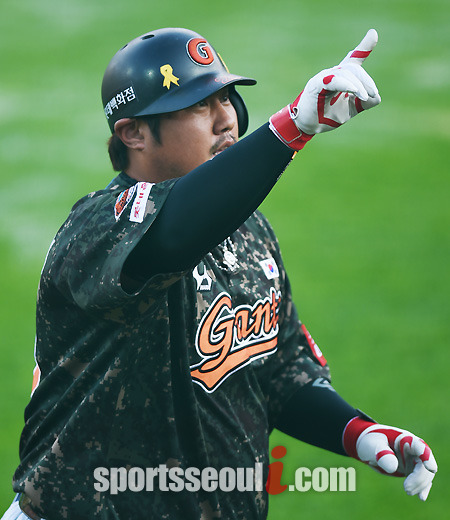 롯데 최준석이 14일 열린 KIA와 홈 경기에서 4회말 1사 후 1점 홈런을 터뜨린 뒤 기뻐하고 있다. / 부산 사직야구장 = 최용민 기자