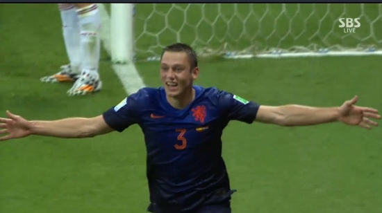 스테판 데 브라이가 사우바도르 아레나 폰테 노바에서 열린 2014 브라질 월드컵 조별리그 B조 1차전 스페인과 경기에서 후반 19분 골을 터뜨린 뒤 기뻐하고 있다. / SBS 중계 화면 캡처