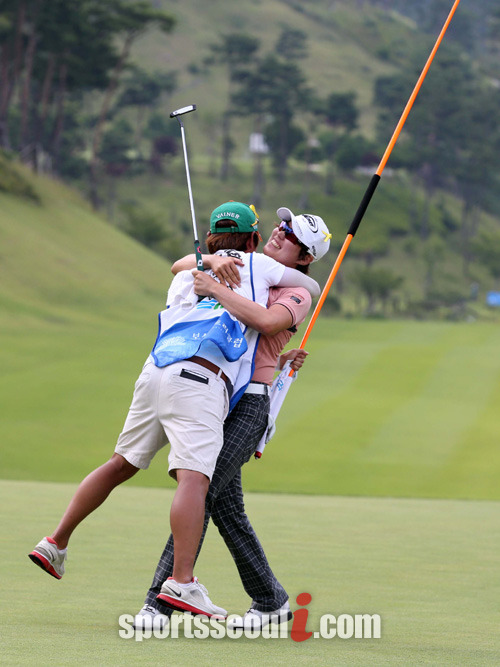 김우현이 15일 전남 보성 컨트리클럽에서 열린 보성CC 클래식 최종랑누드에서 연장 접전 끝에 우승컵을 들어 올렸다. / KPGA 제공