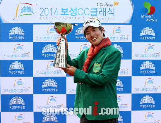 김우현은 우승 후 아버지에게 밀린 계약을 달라고 너스레를 떨어 주변의 웃음을 자아냈다. / KPGA 제공
