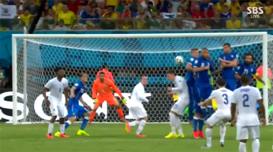 이탈리아가 피를로의 활약에 힘입어 2-1로 잉글랜드를 누르면서 월드컵 16강 진출에 청신호를 밝혔다. / SBS 영상 캡처