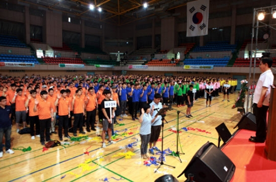 쌍용자동차는 15일 2014 한마음 전진대회를 처음으로 전국 규모로 열고 올해 소비자 서비스 만족도 1위를 달성하겠다는 목표를 세웠다./쌍용차 제공