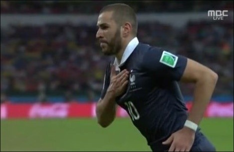 카림 벤제마(가운데)가 빼어난 골 결정력으로 16일 온두라스와 경기에서 멀티골을 터뜨리며 팀의 3-0 승리를 이끌었다. / MBC 중계화면 캡처