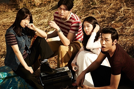 김영광(맨 오른쪽)이 붐을 일으켰던 케이블채널 tvN 금토드라마의 주연배우로 캐스팅 돼 눈길을 끌고 있다. / 영화 피끓는 청춘 스틸