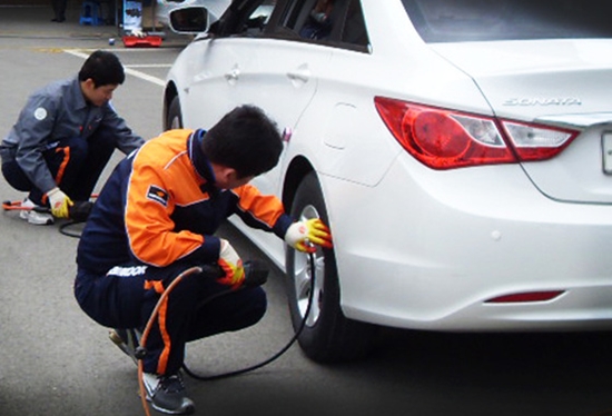 한국타이어는 6월 장마철을 대비해 찾아가는 무상점검 서비스를 실시한다./한국타이어 제공