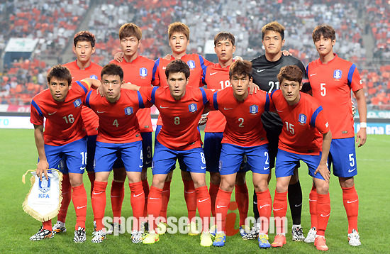 홍명보 감독이 이끄는 한국이 18일 러시아와 조별리그 1차전에서 무승부를 기록한 가운데 16강 진출에 대한 경우의 수에 이목이 집중되고 있다. 지난달 28일 열린 튀니지와 경기를 치르기 전 기념 촬영을 하고 있는 대표팀. / 임영무 기자