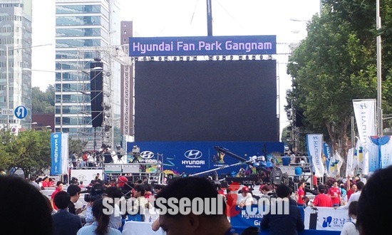 18일 오전 서울 강남구 삼성동 코엑스 앞 영동대로에서는 2014 브라질 월드컵 조별리그 1차전 한국과 러시아 경기 거리 응원이 펼쳐졌다. 이날 경기 전반 43분쯤 네트워크 오류로 경기 중계방송이 중단돼 아쉬움을 샀다. / 영동대로=김경민 인턴기자