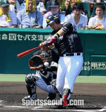 빅보이 이대호가 19일 도쿄 메이지 진구구장에서 열린 2014시즌 일본 프로야구 야쿠르트 스왈로스와 교류전 원정 경기에서 4번 지명 타자로 선발 출장해 4타수 2안타 1볼넷 1홈런 1타점 1득점을 기록했다. / 닛칸 스포츠 제공