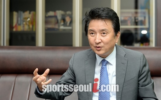 세월호 참사와 관련해 철저한 진상 규명이 필요하다고 말하고 있는 김 의원.