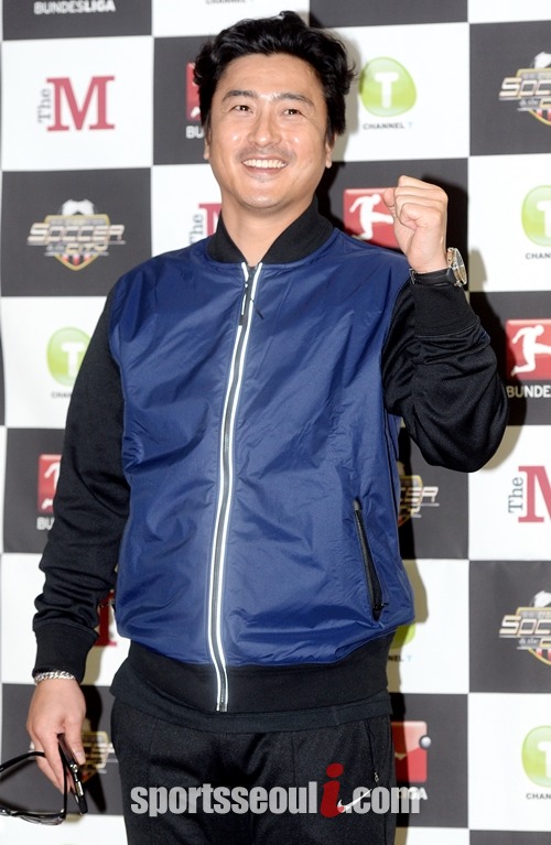 안정환 MBC 해설위원이 재치와 경험을 앞세워 시청자들의 호응을 이끌어 내고 있다. 지난해 10월 15일 인천국제공항에서 환하게 웃고 있는 안정환 위원. / 더팩트 DB