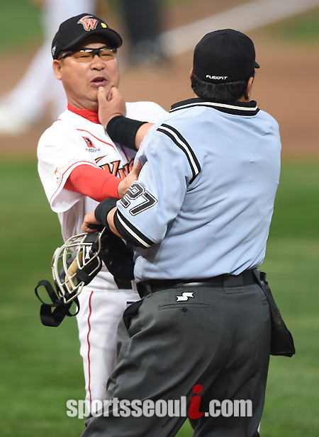 볼넷 판정에 항의한 선발투수 울프를 말리려다 이만수 SK와이번스 감독이 퇴장조치 당했다. / 인천=최용민 기자