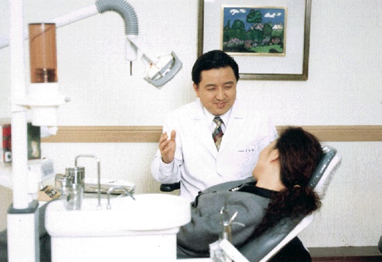 김 의원은 대학에 입학한 지 15년 만에 졸업한 후 서른세 살부터 치과의사의 길을 걸었다./김영환 의원실 제공