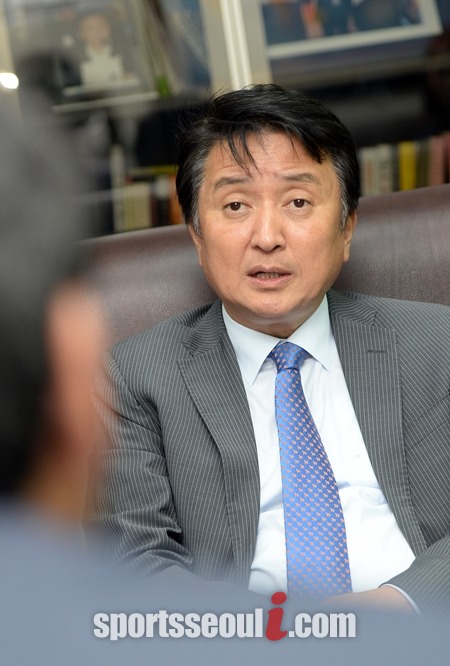 김 의원이 문창극 국무총리 후보자의 사퇴, 김기춘 청와대 비서실장의 경질을 촉구하고 있다.