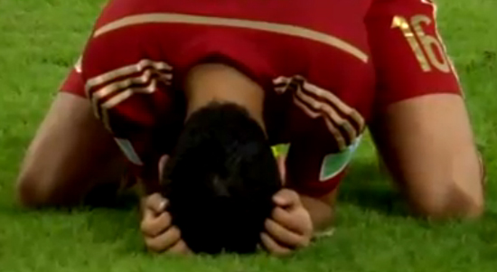 스페인의 미드필더 부스케츠가 19일 칠레와 경기에서 결정적인 기회를 놓친 뒤 괴로워하고 있다. 스페인은 칠레에 0-2로 지며 조별리그 탈락이 확정됐다. /유튜브 영상 캡처