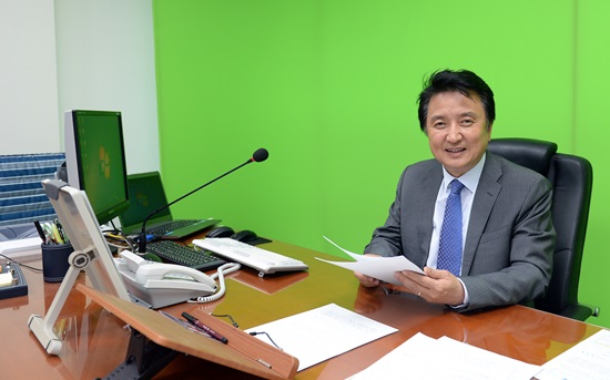 시인 새정치민주연합 김영환 의원이 18일 서울 여의도 국회 집무실에서 <더팩트> 취재진에 앞으로 계속 하고 싶은 일은 시를 쓰는 것이라며 미소 짓고 있다. /국회=임영무 기자