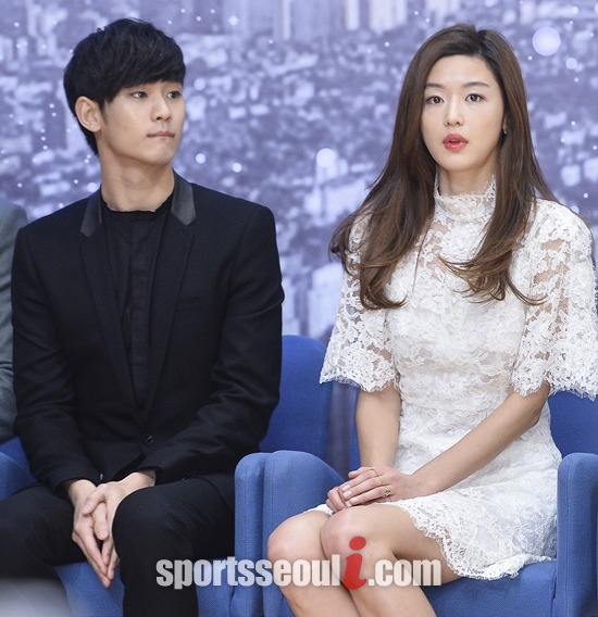 배우 김수현(왼쪽)과 전지현이 중국 헝다 그룹 광천수 광고모델로 발탁돼 백두산을 장백산으로 표기한 광고를 촬영하고 동북공정 논란에 휩싸였다./최진석 기자