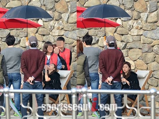 톱스타 자리에 있는 전지현 김수현 두 배우의 경솔한 판단이 국내 팬들의 아쉬움을 자아내고 있다./이새롬 기자