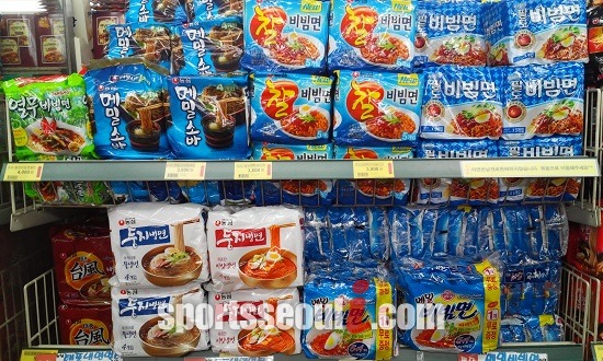 무더운 날씨가 지속되면서 새콤달콤한 맛이 특징인 비빔면이 인기를 끌고 있다. /신진환 기자