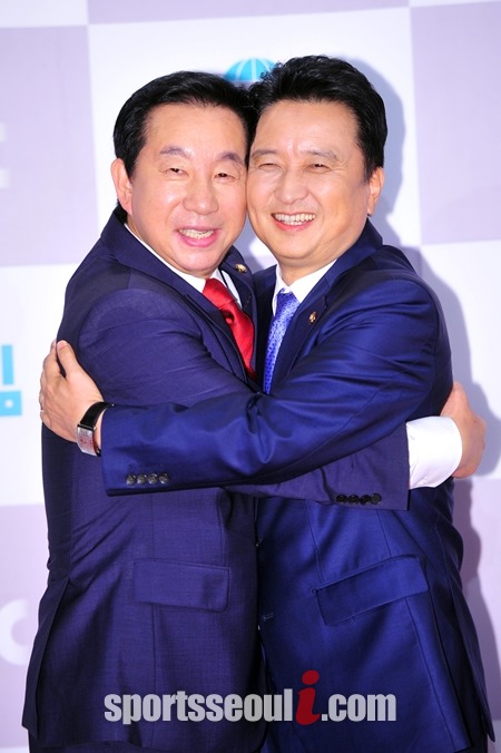 김 의원(오른쪽)은 TV 예능프로그램과 여러 방송에 출연하며 국민에 다가가기 위해 노력한다. 지난해 9월 9일 JTBC 적과의 동침 제작보고회에서 새누리당 김성태 의원과 안고 있는 김 의원. /더팩트DB