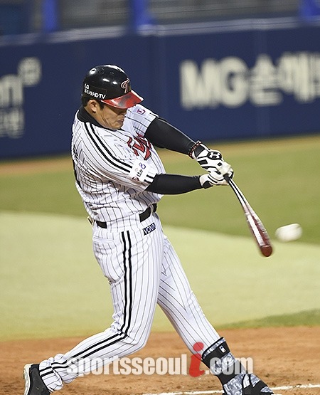 LG 트윈스가 22일 대전구장에서 열린 2014 한국야쿠르트 세븐 프로야구 한화와 원정 경기에서 정의윤의 3점포를 앞세워 10-7 역전승을 거뒀다. / 더팩트DB