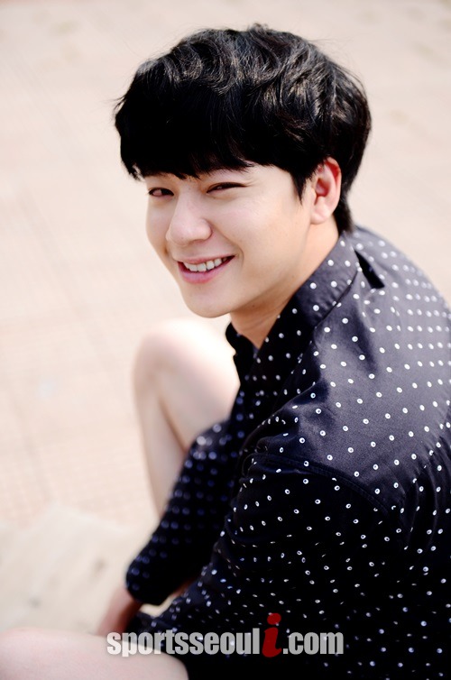 유민규가 첫 스크린 데뷔작으로 퀴어영화인 원나잇 온리를 택한 얘기들을 스스럼없이 털어놓고 있다./김슬기 기자