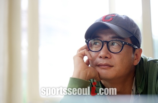 영화 하이힐의 메가폰을 잡은 장진 감독이 지난 17일 오후 서울 중구 팔판동에 있는 카페에서 <더팩트> 취재진과 인터뷰하며 포즈를 취하고 있다./임영무 기자