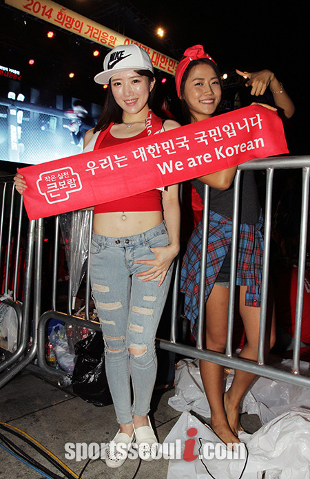 2014 브라질 월드컵 조별 예선 H조 한국 대 알제리 경기가 23일 새벽 4시에 열리는 가운데 서울 종로구 광화문광장을 찾은 여성 응원객들이 멋진 스타일링을 보여주고 있다./광화문=조재형 기자