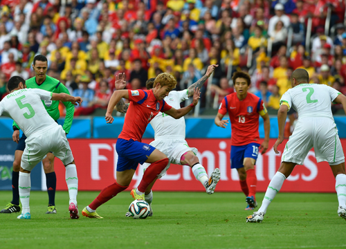 손흥민(가운데)이 23일 열린 브라질 월드컵 조별리그 H조 2차전 알제리와 경기에서 드리블하고 있다. / 대한축구협회 제공