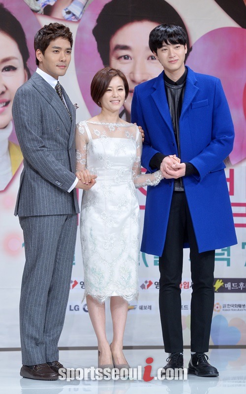 유민규(맨 오른쪽)가 박윤재(맨 왼쪽) 견미리 등 좋은 선후배를 얻었다며 감사한 마음을 밝히고 있다./더팩트DB