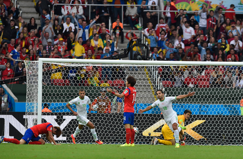 한국이 23일 열린 브라질 월드컵 조별리그 H조 2차전 알제리전에서 전반 37분 압델무멘 자부(오른쪽에서 두 번째)에게 추가 골을 허용하고 있다. / 대한축구협회 제공