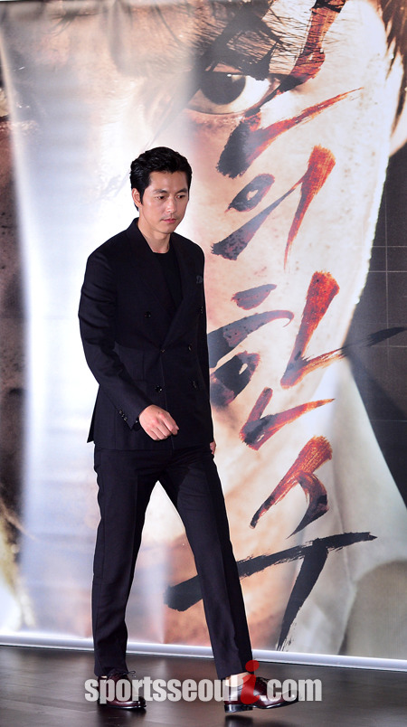 배우 정우성이 24일 오후 서울 중구 장충단로 메가박스 동대문점에서 열린 영화 신의 한수의 언론시사회에 참석해 무대로 향하고 있다./동대문=남윤호 기자