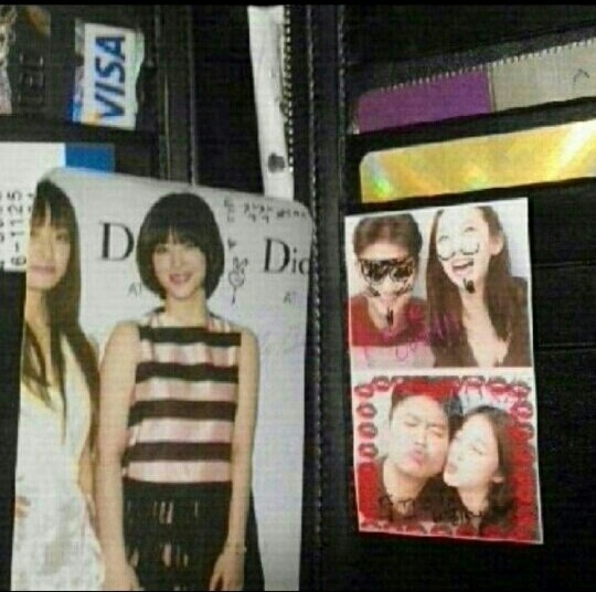 다이나믹 듀오의 최자의 지갑 사진이 온라인상에 공개돼 에프엑스의 설리와 열애 논란을 일으키고 있다. / 온라인 커뮤니티