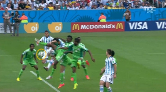 아르헨티나 수비수 마르코스 로호가 2014 브라질 월드컵 조별리그 3차전 나이지리아와 경기에서 무릎으로 슈팅을 시도하고 있다. / MBC 중계화면 캡처