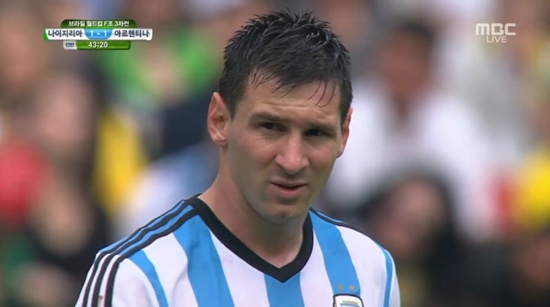 리오넬 메시가 26일 2014 브라질 월드컵 조별리그 3차전 나이지리아와 경기에서 전반 추가 시간 프리킥을 준비하고 있다. / MBC 중계화면 캡처