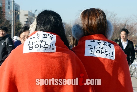 이 땅의 많은 솔로 남녀 음악 팬들 힘내시길. 사진은 지난해 여의도공원에서 열린 솔로대첩 당시 여성 참가자들. /임영무 기자