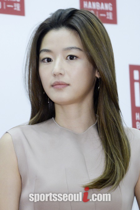 중국 생수 광고 출연과 관련해 논란을 빚고 있는 전지현이 모델 계약을 유지한다는 의견을 밝혔다. / 최진석 기자