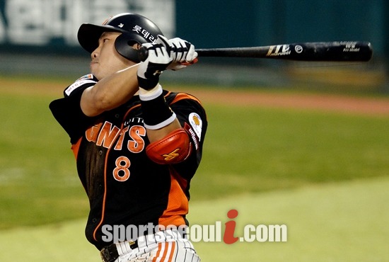 롯데 자이언츠가 27일 4안타를 터뜨린 전준우의 맹활약을 앞세워 NC 다이노스를 8-7로 꺾었다.