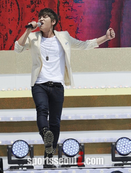 가수 케이윌이 26일 발매한 신곡 오늘부터 1일로 국내 음원 차트를 휩쓸며 9연속 히트 행진을 이어 가고 있다. /더팩트DB