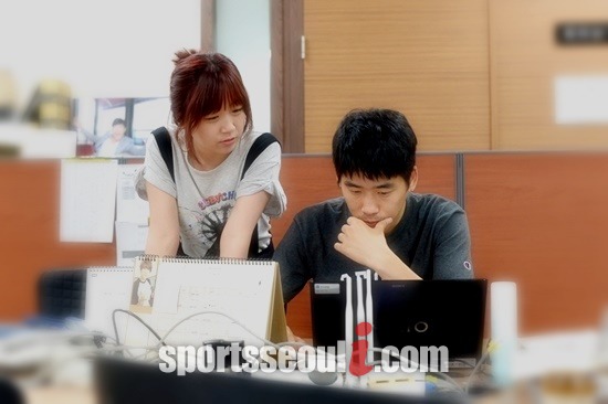 더팩트 연예팀에서 가요 파트를 담당하고 있는 오세훈(오른쪽) 박소영 기자 /남윤호 기자