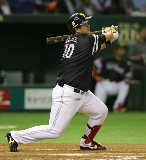 이대호가 28일 열린 세이부와 원정 경기에서 4타수 1안타를 기록하며 6경기 연속 안타 행진을 이어 갔다. 이대호가 지난 4월 30일 오릭스와 원정 경기에서 안타를 터뜨리고 있다. / 닛칸스포츠 제공