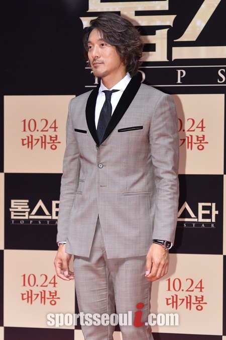 김민준이 공항에서 취재진과 팬들에게 손가락 욕을 해 논란이 되고 있다. / 최진석 기자