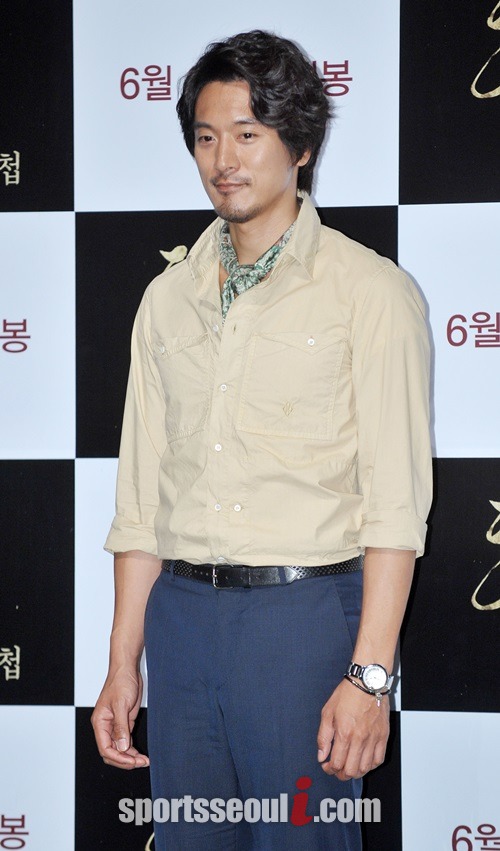 김민준이 취재진을 향해 손가락 욕을 해 누리꾼들이 비난을 쏟고 있다. /문병희 기자