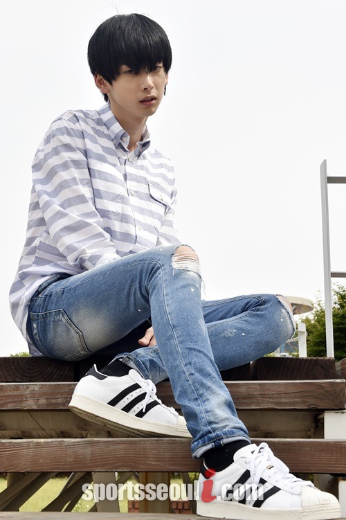 멤버 희천이 <더팩트> 카메라를 향해 멋지게 포즈를 취하고 있다. /최진석 기자