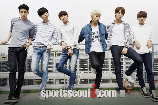 6인조 보이그룹 헤일로 인행 희천 오운 디노 재용 윤동(왼쪽부터)이 <더팩트> 카메라를 향해 멋지게 포즈를 취하고 있다. /최진석 기자