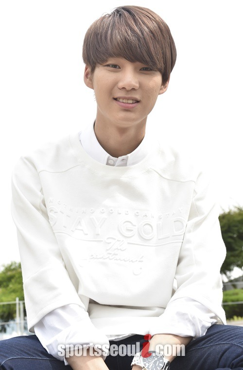 헤일로의 막내 윤동은 SNS로 팬들과 소탈하게 소통하고 있다. /최진석 기자