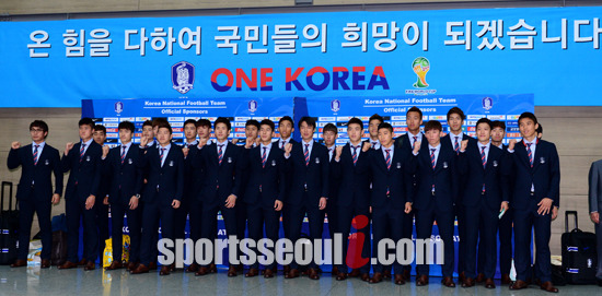 2014 브라질 월드컵 조별 리그에서 1무 2패를 기록하고 30일 오전 귀국한 축구 대표팀에 다음 카페 너땜에졌어 회원들이 엿을 던졌다./ 인천국제공항=김슬기 인턴기자