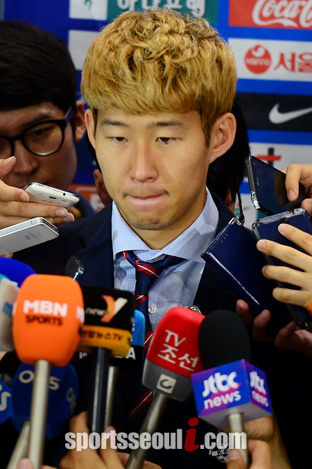 손흥민이 30일 2014 브라질 월드컵을 마치고 인천국제공항으로 귀국해 가진 기자회견에서 취재진의 질문에 답하고 있다. / 인천국제공항 = 이새롬 기자
