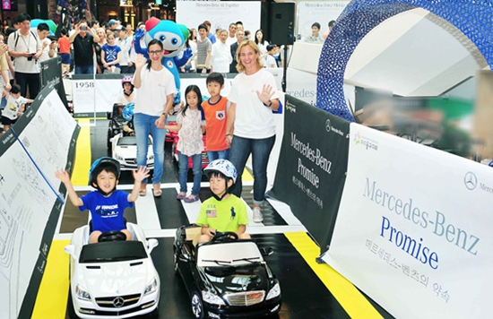 메르세데스-벤츠는 29일 여의도 IFC몰에서 신규 사회공헌 프로그램 론칭과 함께 고객 이벤트를 벌였다./벤츠 제공