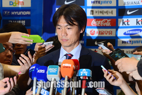 홍명보 축구대표팀 감독이 30일 인천국제공항에서 열린 기자회견에서 생각에 잠겨있다. / 인천국제공항 = 이새롬 기자