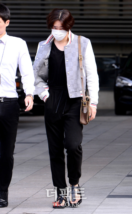 위너 멤버 남태현이 경호원의 보호를 받으며 YG 사옥 주변을 돌아다니고 있다./김슬기 기자